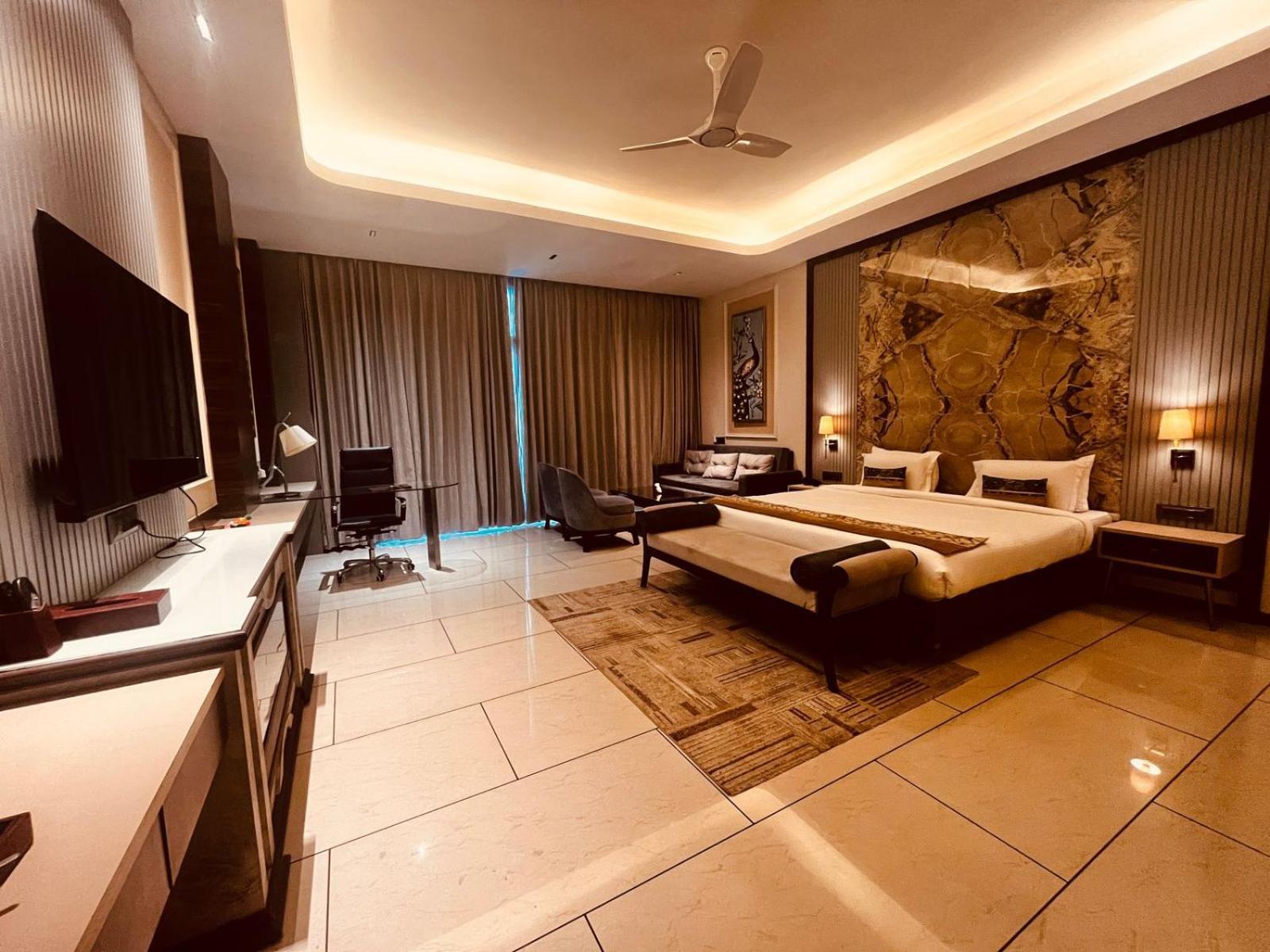 Lokesh Hotel Talai  Exterior photo
