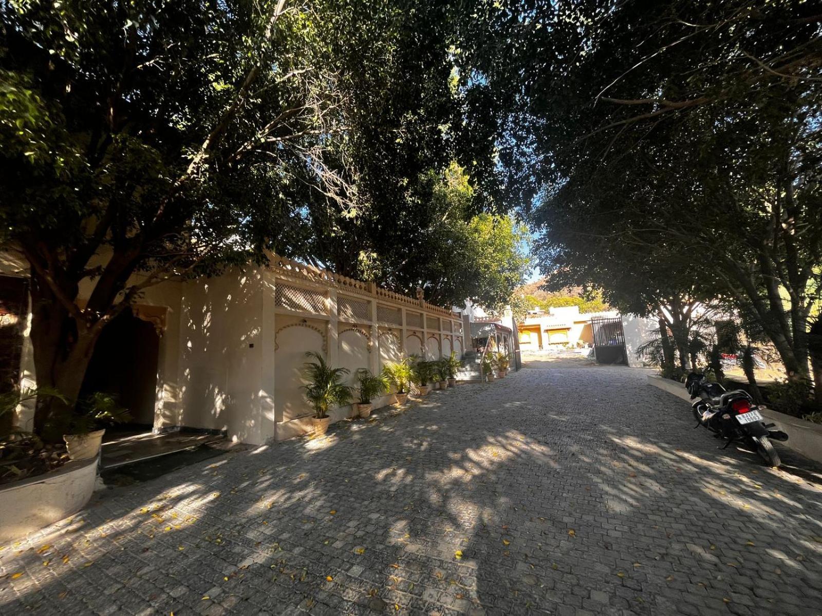 Lokesh Hotel Talai  Exterior photo