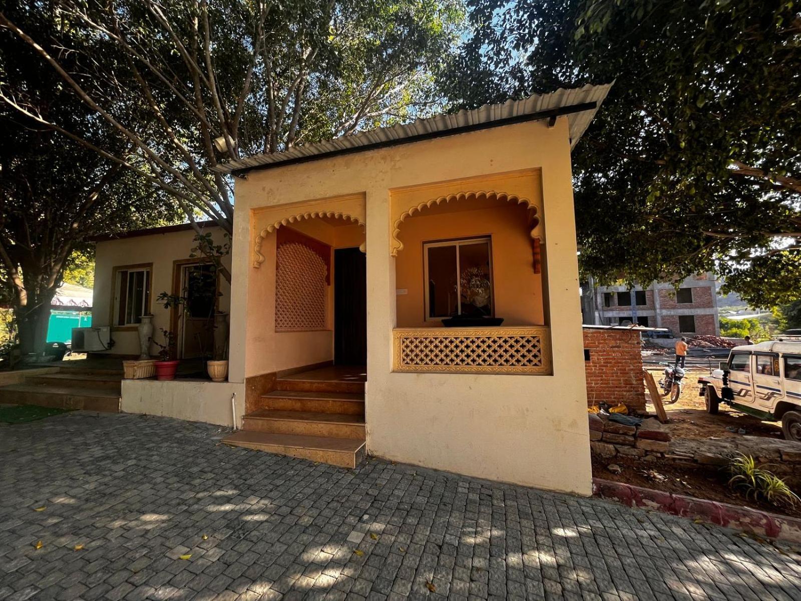 Lokesh Hotel Talai  Exterior photo