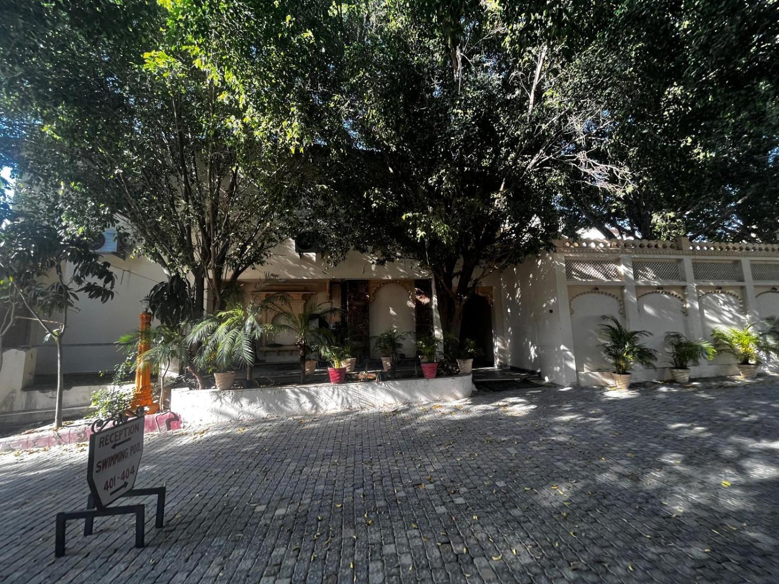 Lokesh Hotel Talai  Exterior photo
